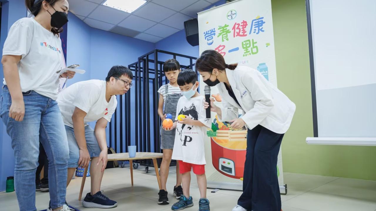 推激營養師(Twiggy)為課程設計趣味互動環節，幫助孩子加深營養健康知識的印象