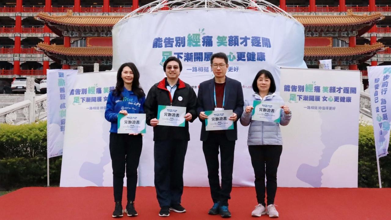 拜耳總裁與各學會代表合照