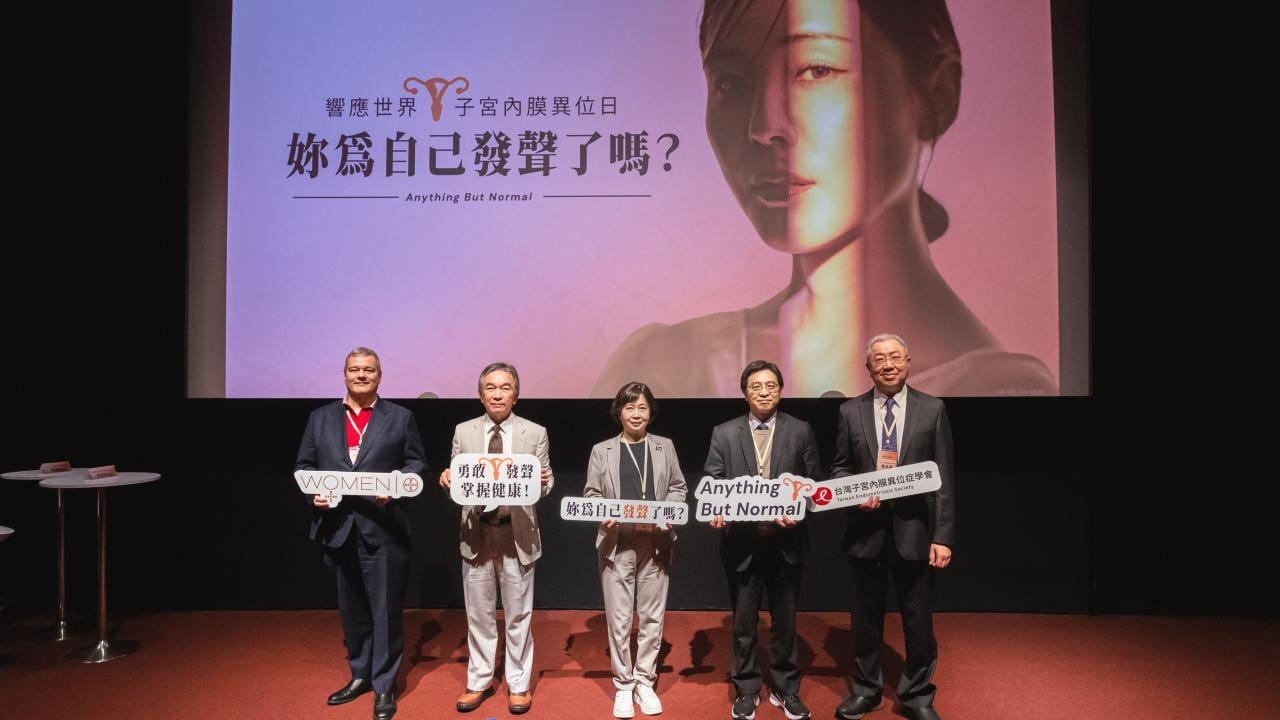 Bayer Taiwan's MD taking group photo with the invited speakers